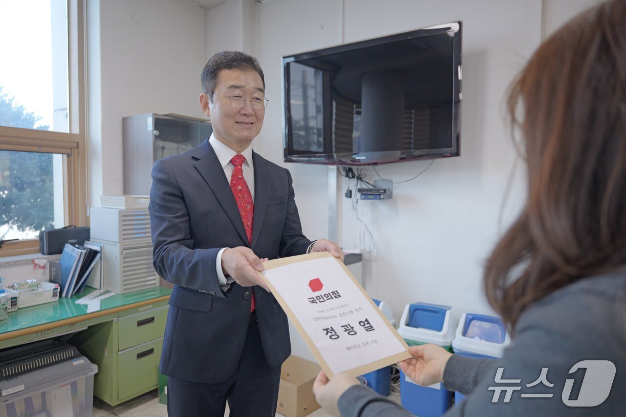 본문 이미지 - 국민의힘 소속 정광열 전 강원도 경제부지사가 26일 춘천시선관위원회를 찾아 예비후보 등록서류를 제출하고 있다.(후보 측 제공, 재판매 및 DB금지)