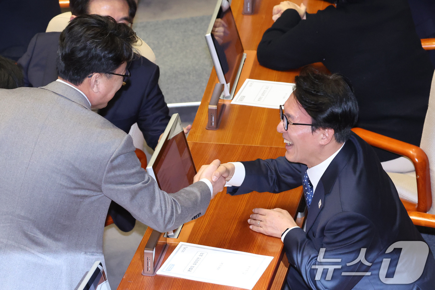 (서울=뉴스1) 신웅수 기자 = 김민석 국무총리가 26일 서울 여의도 국회에서 열린 제432회 국회(임시회) 제8차 본회의에서 의원들과 대화하고 있다. 2026.2.26/뉴스1