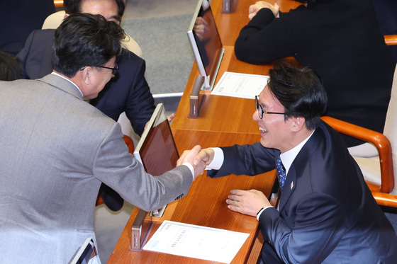 대화 나누는 김민석 총리