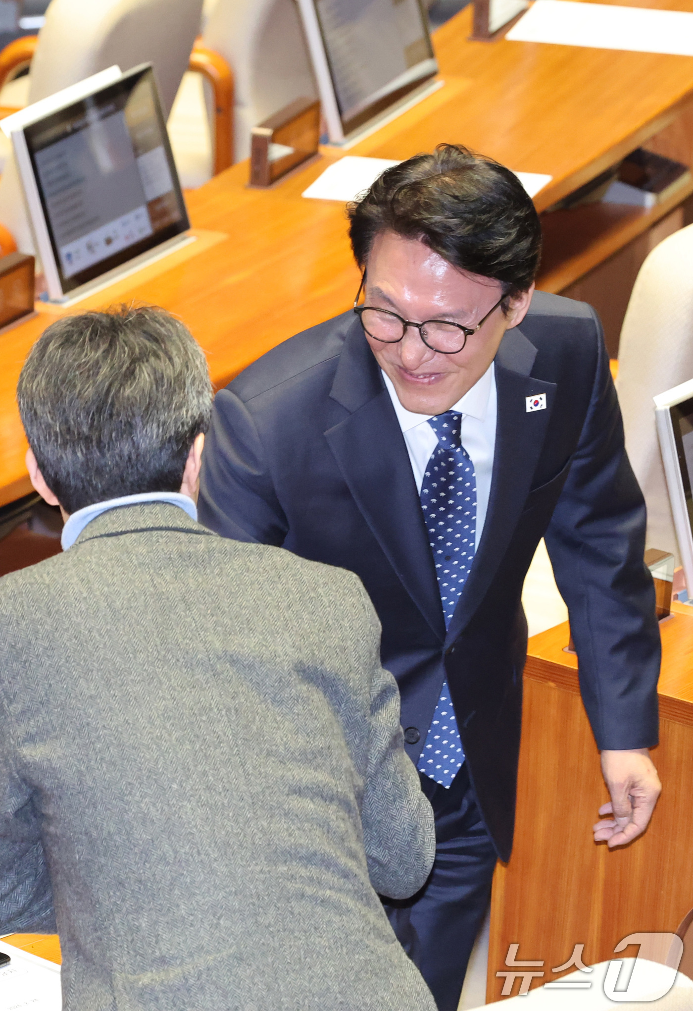 (서울=뉴스1) 신웅수 기자 = 김민석 국무총리가 26일 서울 여의도 국회에서 열린 제432회 국회(임시회) 제8차 본회의에서 의원들과 인사하고 있다. 2026.2.26/뉴스1