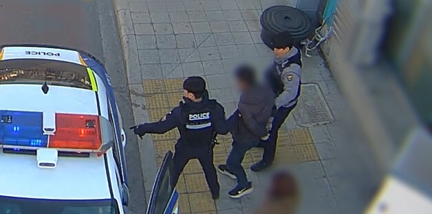 흉기 들고 시내서 소란, 경찰에 흉기 던진 60대 남성 검거