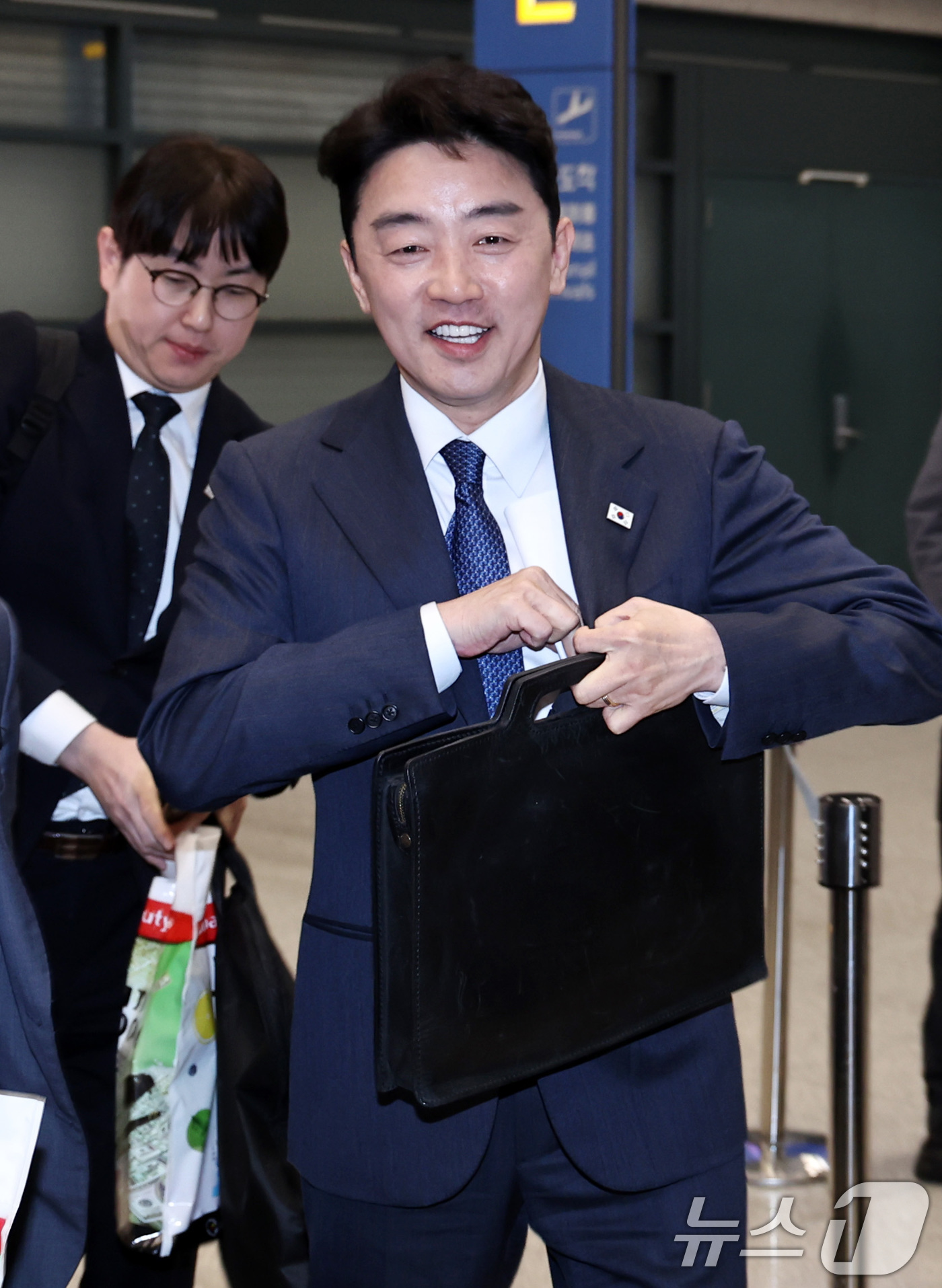 (인천공항=뉴스1) 구윤성 기자 = 강훈식 청와대 비서실장이 26일 오후 전략경제협력 특사 자격으로 아랍에미리트(UAE) 방문을 마치고 인천국제공항을 통해 귀국하고 있다.  202 …