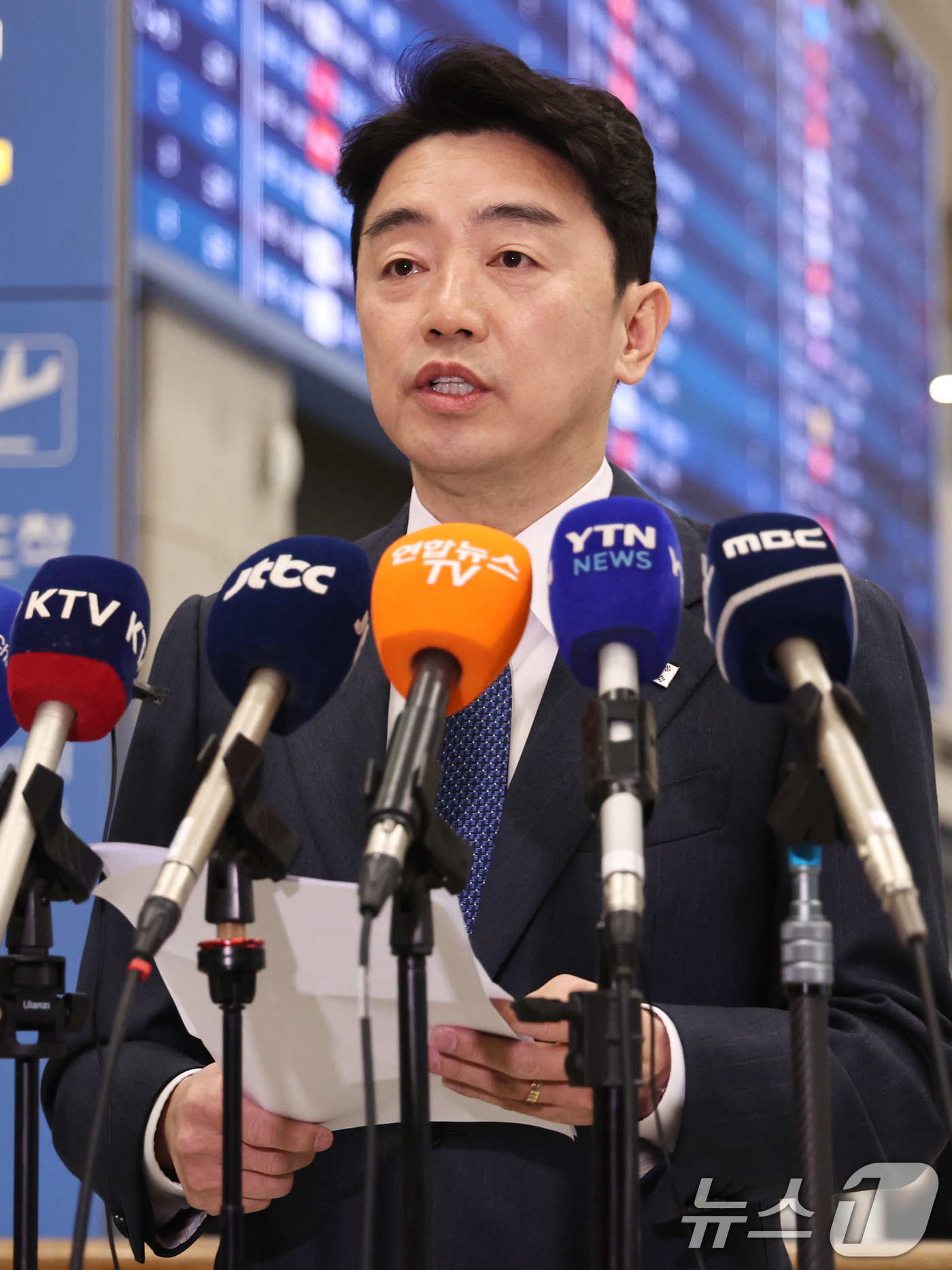 (인천공항=뉴스1) 구윤성 기자 = 강훈식 청와대 비서실장이 26일 오후 전략경제협력 특사 자격으로 아랍에미리트(UAE) 방문을 마치고 인천국제공항을 통해 귀국한 뒤 기자회견을 하 …