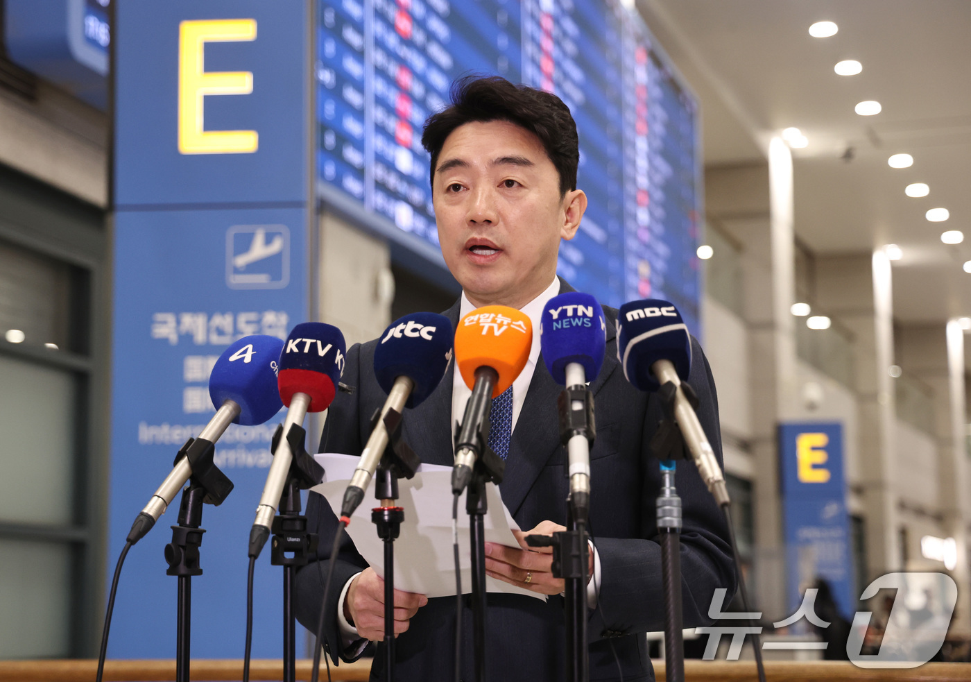 (인천공항=뉴스1) 구윤성 기자 = 강훈식 청와대 비서실장이 26일 오후 전략경제협력 특사 자격으로 아랍에미리트(UAE) 방문을 마치고 인천국제공항을 통해 귀국한 뒤 기자회견을 하 …