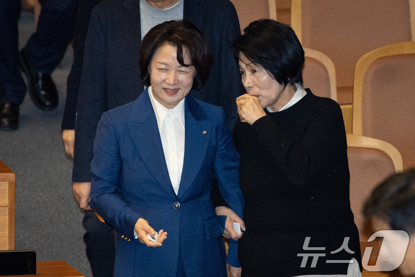 (서울=뉴스1) 유승관 기자 = 추미애 국회 법사위원장과 최민희 국회 과방위원장이 26일 서울 여의도 국회에서 열린 제432회 국회(임시회) 제8차 본회의에서 형법 일부개정법률안( …