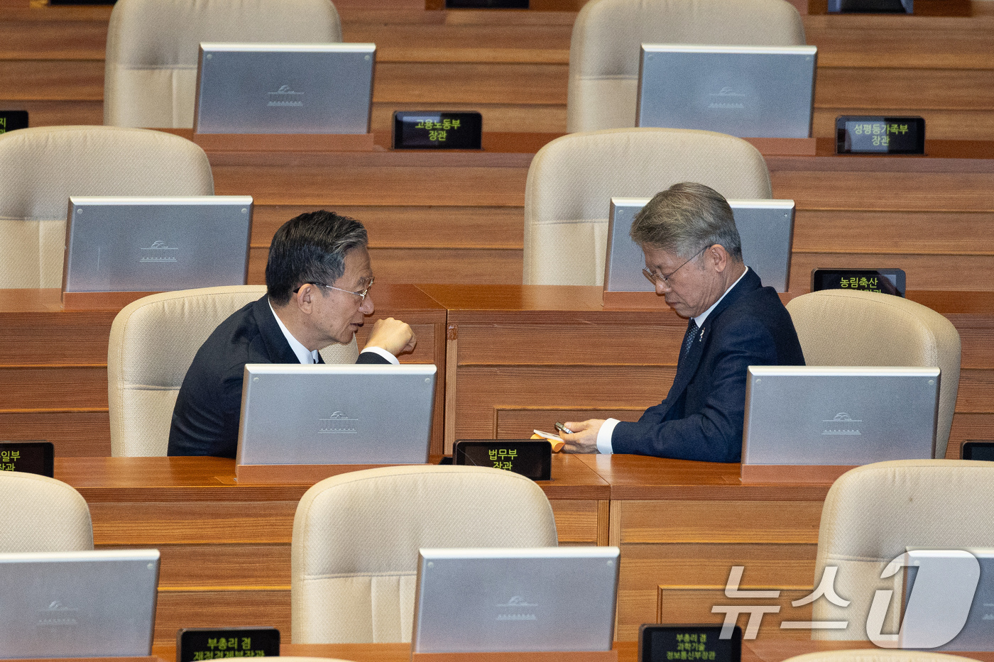 (서울=뉴스1) 유승관 기자 = 정성호 법무부 장관과 민형배 더불어민주당 의원이 26일 서울 여의도 국회에서 열린 제432회 국회(임시회) 제8차 본회의에서 대화하고 있다. 202 …