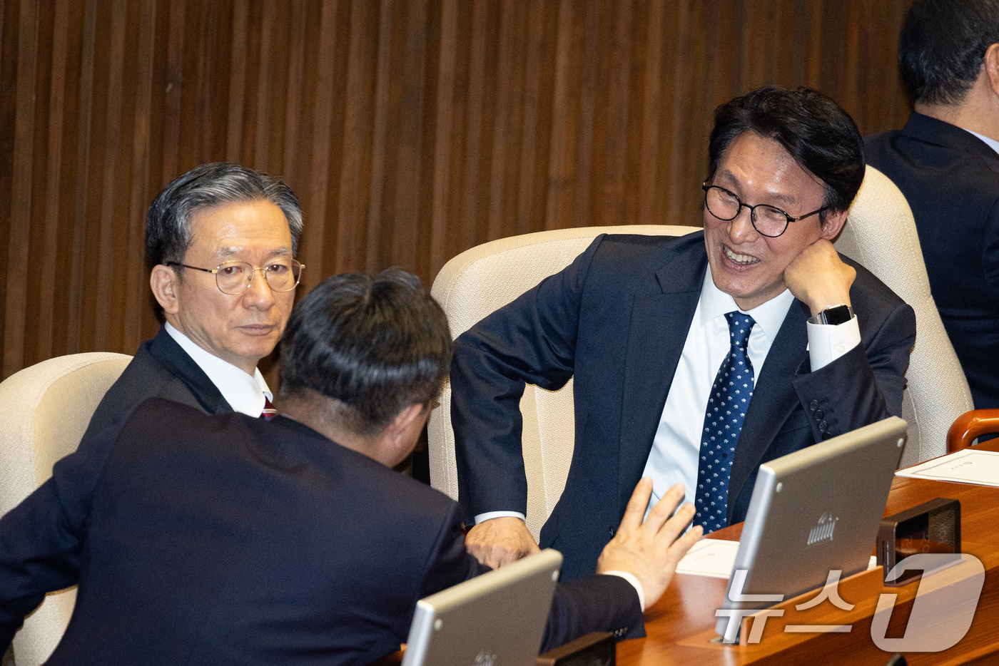 (서울=뉴스1) 유승관 기자 = 김민석 국무총리와 정성호 법무부 장관, 윤호중 행정안전부 장관이 26일 서울 여의도 국회에서 열린 제432회 국회(임시회) 제8차 본회의에서 대화하 …