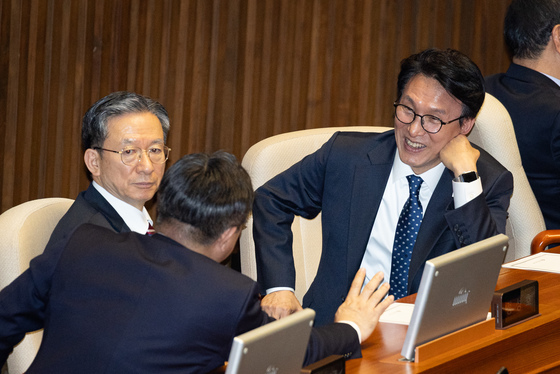 대화 나누는 국무위원들