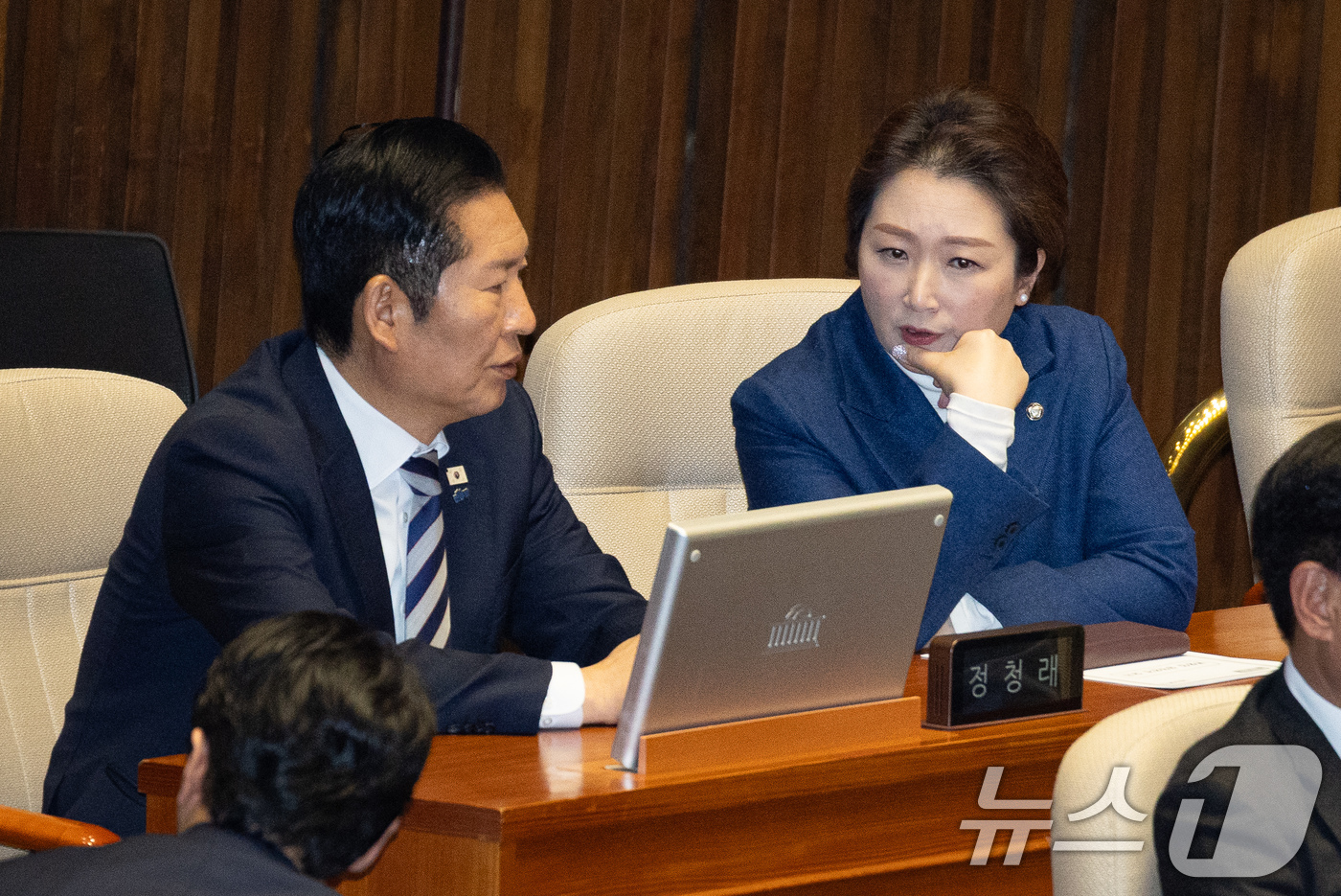 (서울=뉴스1) 유승관 기자 = 정청래 더불어민주당 대표와 이언주 최고위원이 26일 서울 여의도 국회에서 열린 제432회 국회(임시회) 제8차 본회의에서 대화하고 있다. 2026. …