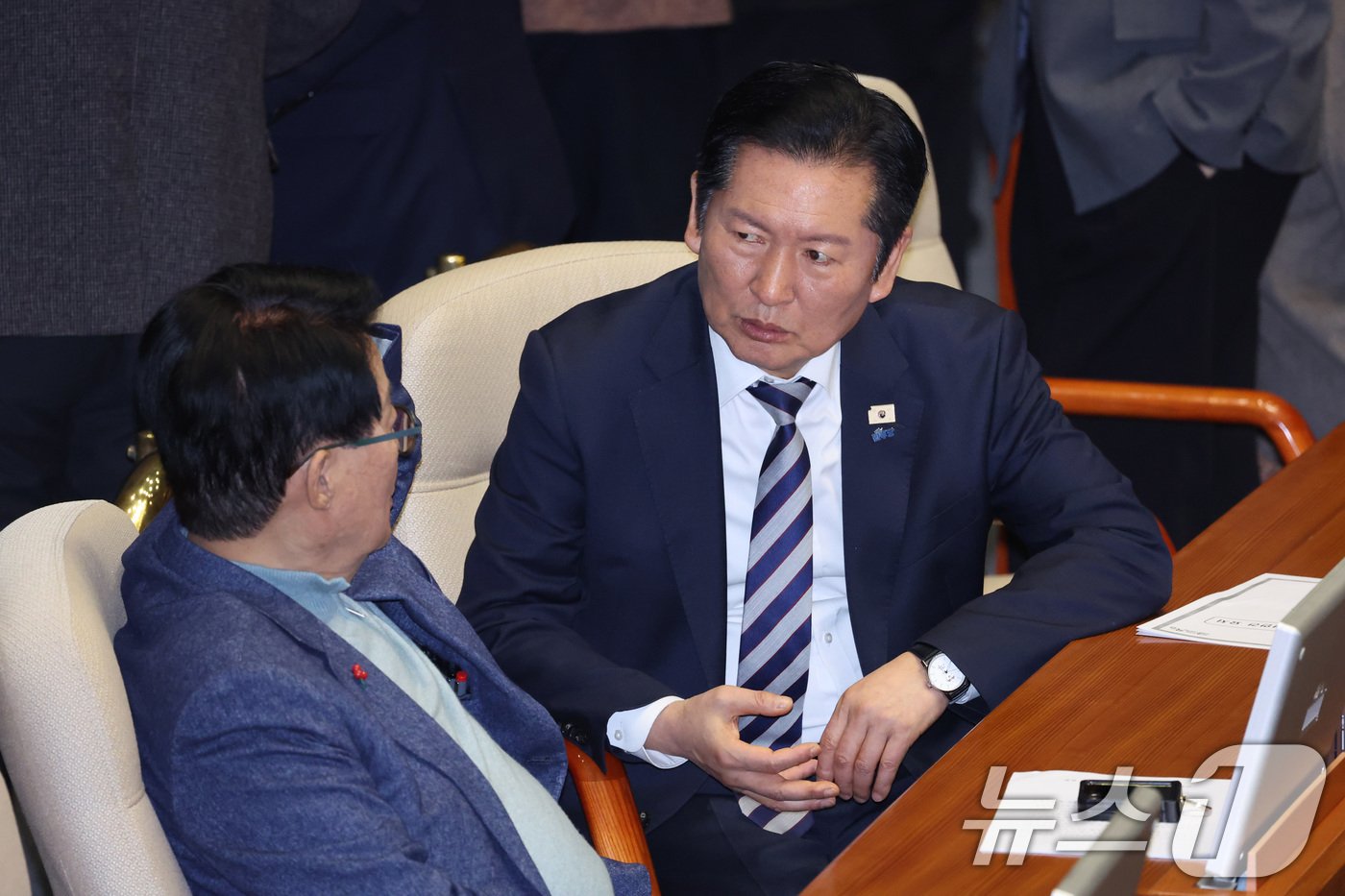 (서울=뉴스1) 신웅수 기자 = 정청래 더불어민주당 대표와 박지원 의원이 26일 서울 여의도 국회에서 열린 제432회 국회(임시회) 제8차 본회의에서 대화하고 있다.  2026.2 …