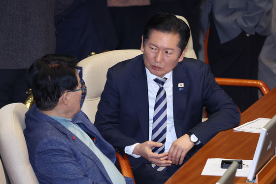 박지원 "鄭 불출마 권했지만 죽어도 나선다는데야…조국, 질문할 자격 없어"