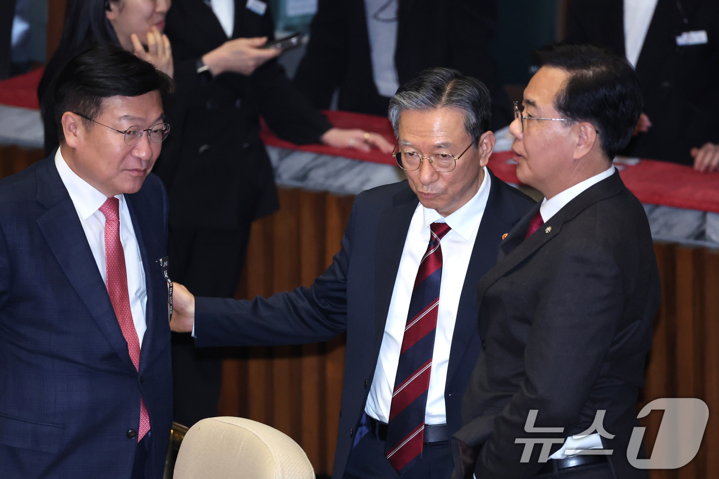 (서울=뉴스1) 신웅수 기자 = 정성호 법무부 장관과 송언석 국민의힘 원내대표가 26일 서울 여의도 국회에서 열린 제432회 국회(임시회) 제8차 본회의에서 대화하고 있다. 202 …