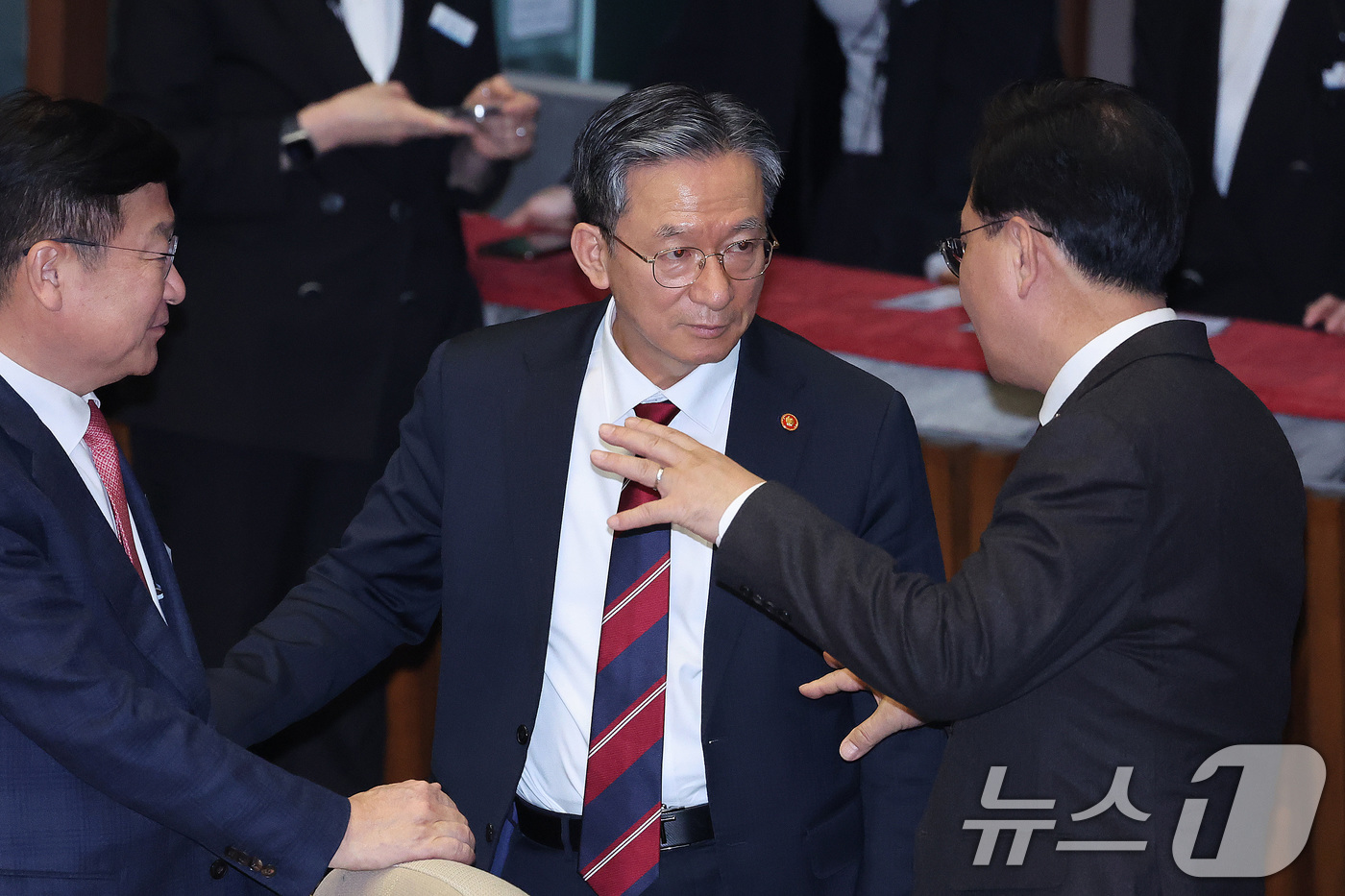 (서울=뉴스1) 신웅수 기자 = 정성호 법무부 장관과 송언석 국민의힘 원내대표가 26일 서울 여의도 국회에서 열린 제432회 국회(임시회) 제8차 본회의에서 대화하고 있다. 202 …