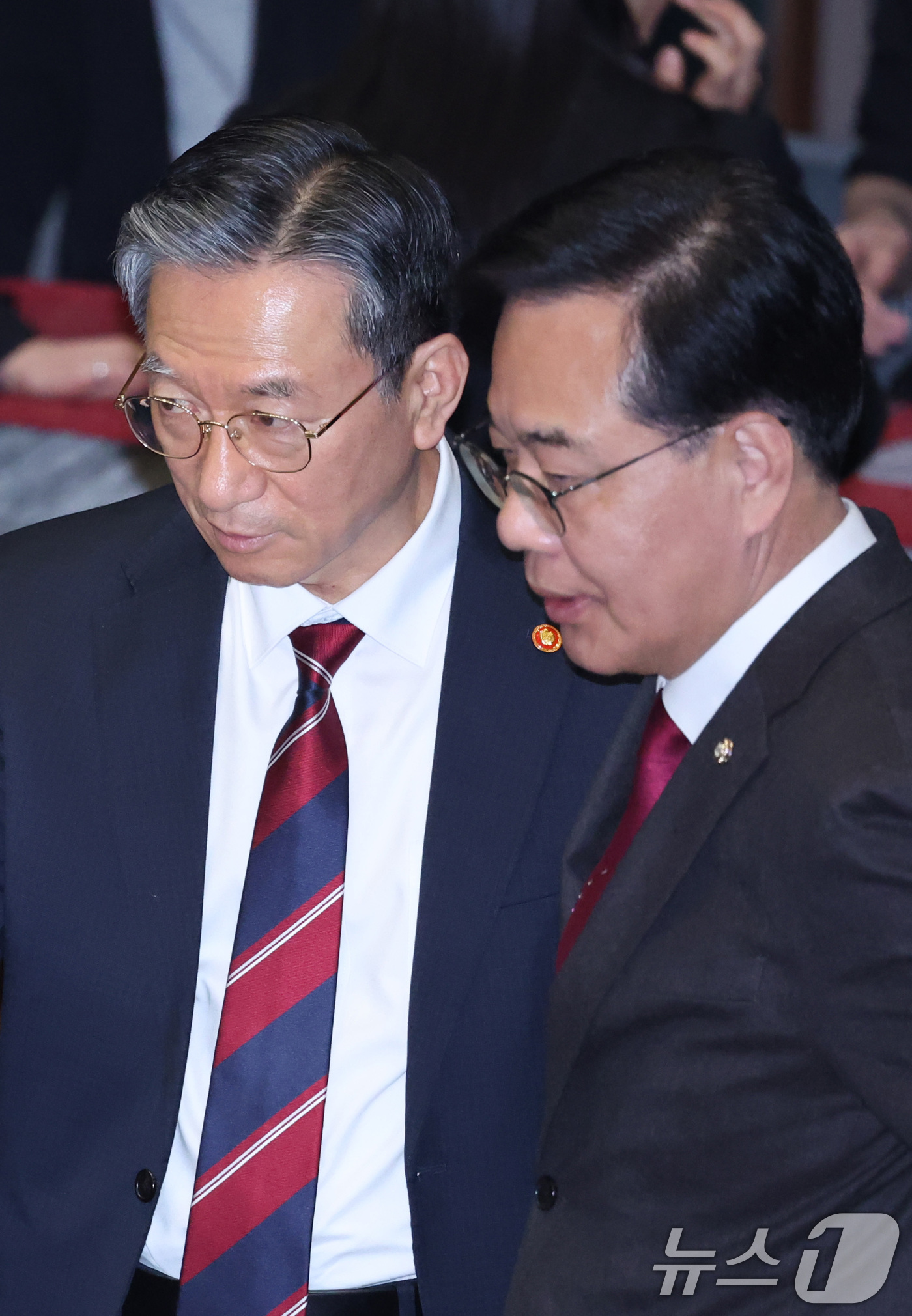 (서울=뉴스1) 신웅수 기자 = 정성호 법무부 장관과 송언석 국민의힘 원내대표가 26일 서울 여의도 국회에서 열린 제432회 국회(임시회) 제8차 본회의에서 대화하고 있다. 202 …