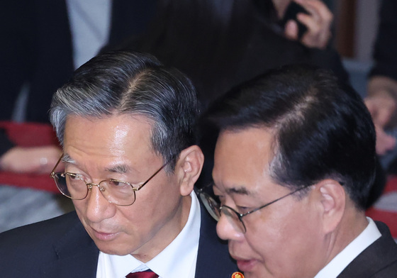 본회의장 대화하는 정성호·송언석