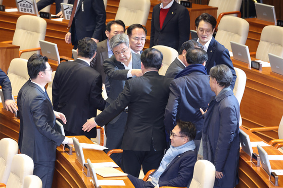 비속어 사용으로 충돌하는 여야