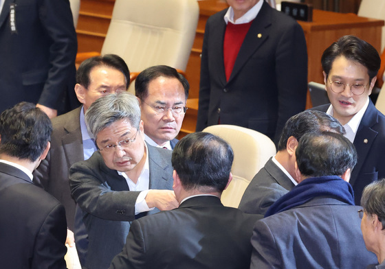 방미통위 추천안 부결에 "야 인마" 고성…여야 몸싸움 직전까지