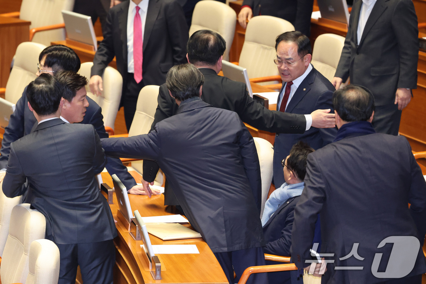 (서울=뉴스1) 신웅수 기자 = 국민의힘 의원들이 26일 서울 여의도 국회에서 열린 제432회 국회(임시회) 제8차 본회의에서 방송미디어통신위원회 위원(천영식) 추천안이 부결된 가 …