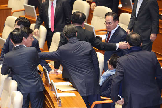 박선원 의원에게 항의하는 국민의힘