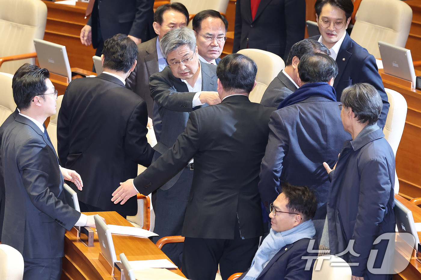 (서울=뉴스1) 신웅수 기자 = 국민의힘 의원들이 26일 서울 여의도 국회에서 열린 제432회 국회(임시회) 제8차 본회의에서 방송미디어통신위원회 위원(천영식) 추천안이 부결된 가 …