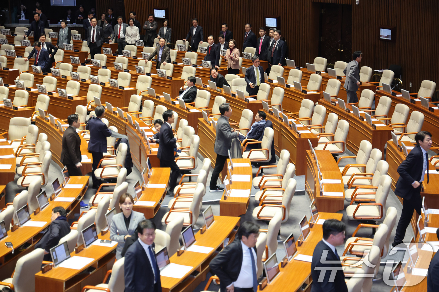 (서울=뉴스1) 신웅수 기자 = 국민의힘 의원들이 26일 서울 여의도 국회에서 열린 제432회 국회(임시회) 제8차 본회의에서 방송미디어통신위원회 위원(천영식) 추천안 부결에 대해 …