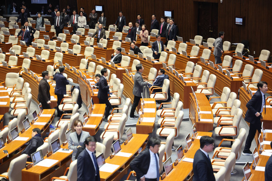 항의하는 국민의힘, 퇴장하는 민주당