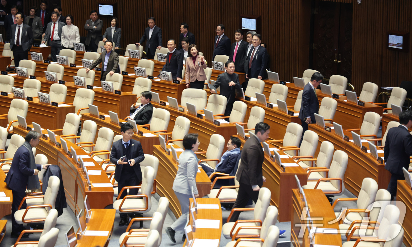 (서울=뉴스1) 신웅수 기자 = 국민의힘 의원들이 26일 서울 여의도 국회에서 열린 제432회 국회(임시회) 제8차 본회의에서 방송미디어통신위원회 위원(천영식) 추천안 부결에 대해 …