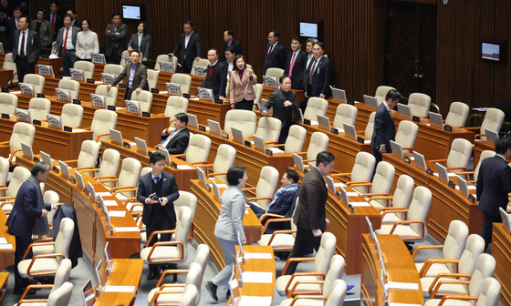 항의하는 野, 퇴장하는 與