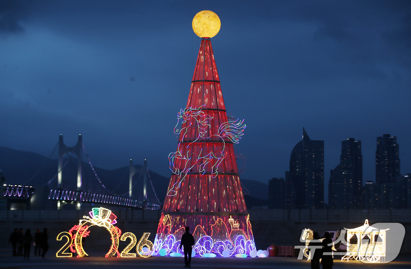 (부산=뉴스1) 윤일지 기자 = 정월대보름을 앞둔 26일 오후 부산 남구 용호별빛공원에 설치된 친환경 'LED 달집'이 환하게 불을 밝히고 있다.부산 남구는 정월대보름인 오는 3월 …