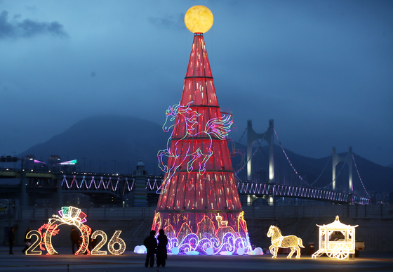 환하게 불 밝힌 정월대보름 'LED 달집'