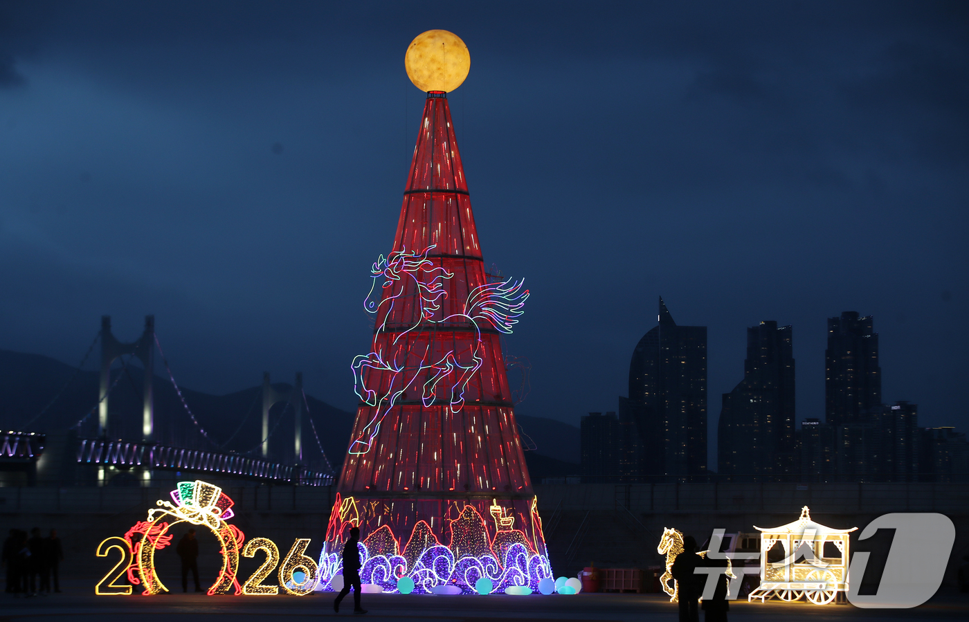 (부산=뉴스1) 윤일지 기자 = 정월대보름을 앞둔 26일 오후 부산 남구 용호별빛공원에 설치된 친환경 'LED 달집'이 환하게 불을 밝히고 있다.부산 남구는 정월대보름인 오는 3월 …