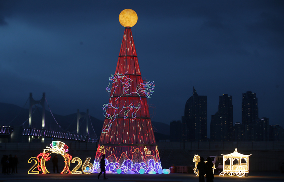 환하게 불 밝힌 정월대보름 'LED 달집'