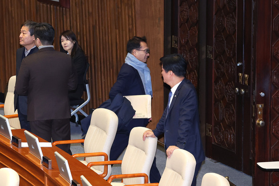 본회의장 나서는 박선원 의원