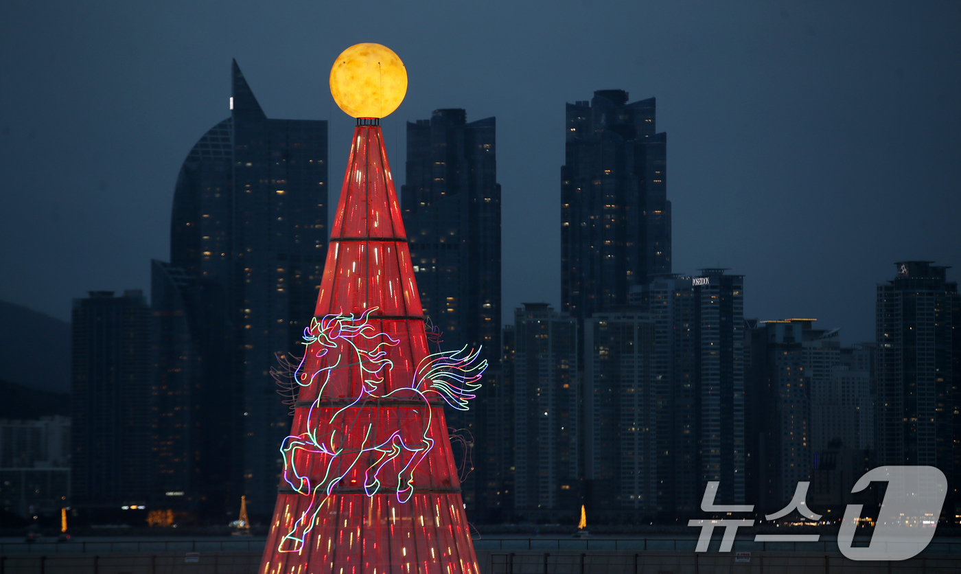 (부산=뉴스1) 윤일지 기자 = 정월대보름을 앞둔 26일 오후 부산 남구 용호별빛공원에 설치된 친환경 'LED 달집'이 환하게 불을 밝히고 있다.부산 남구는 정월대보름인 오는 3월 …