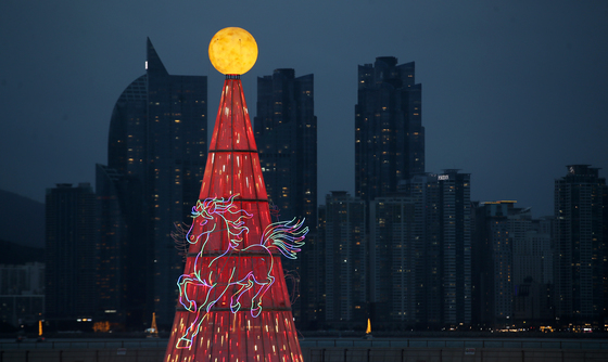 초고층 빌딩 사이로 뜬 보름달