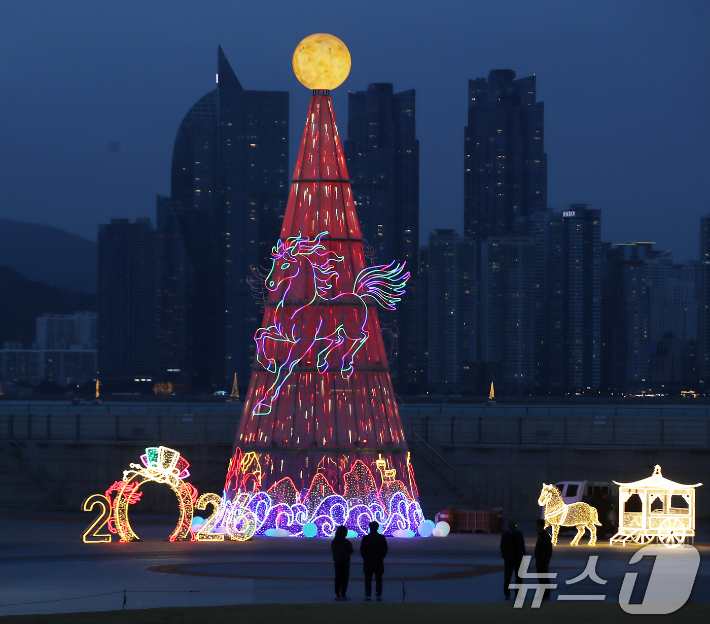 (부산=뉴스1) 윤일지 기자 = 정월대보름을 앞둔 26일 오후 부산 남구 용호별빛공원에 설치된 친환경 'LED 달집'이 환하게 불을 밝히고 있다.부산 남구는 정월대보름인 오는 3월 …