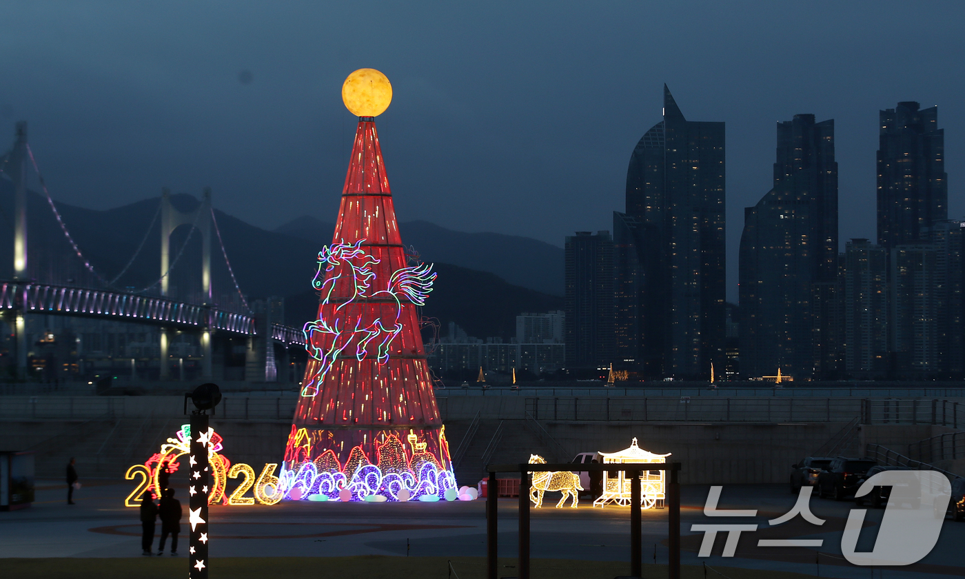 (부산=뉴스1) 윤일지 기자 = 정월대보름을 앞둔 26일 오후 부산 남구 용호별빛공원에 설치된 친환경 'LED 달집'이 환하게 불을 밝히고 있다.부산 남구는 정월대보름인 오는 3월 …