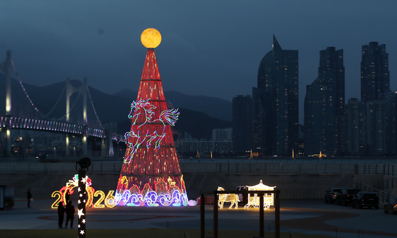 환하게 불 밝힌 정월대보름 'LED 달집'