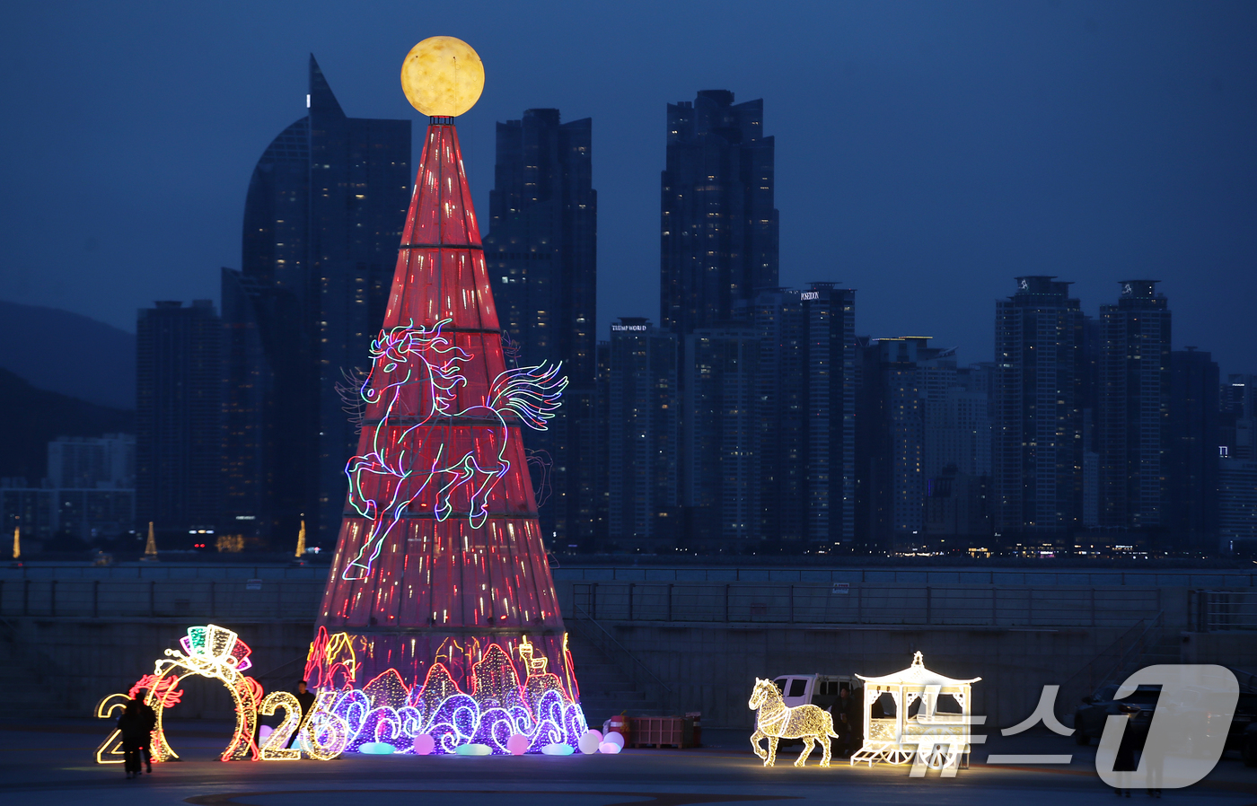(부산=뉴스1) 윤일지 기자 = 정월대보름을 앞둔 26일 오후 부산 남구 용호별빛공원에 설치된 친환경 'LED 달집'이 환하게 불을 밝히고 있다.부산 남구는 정월대보름인 오는 3월 …