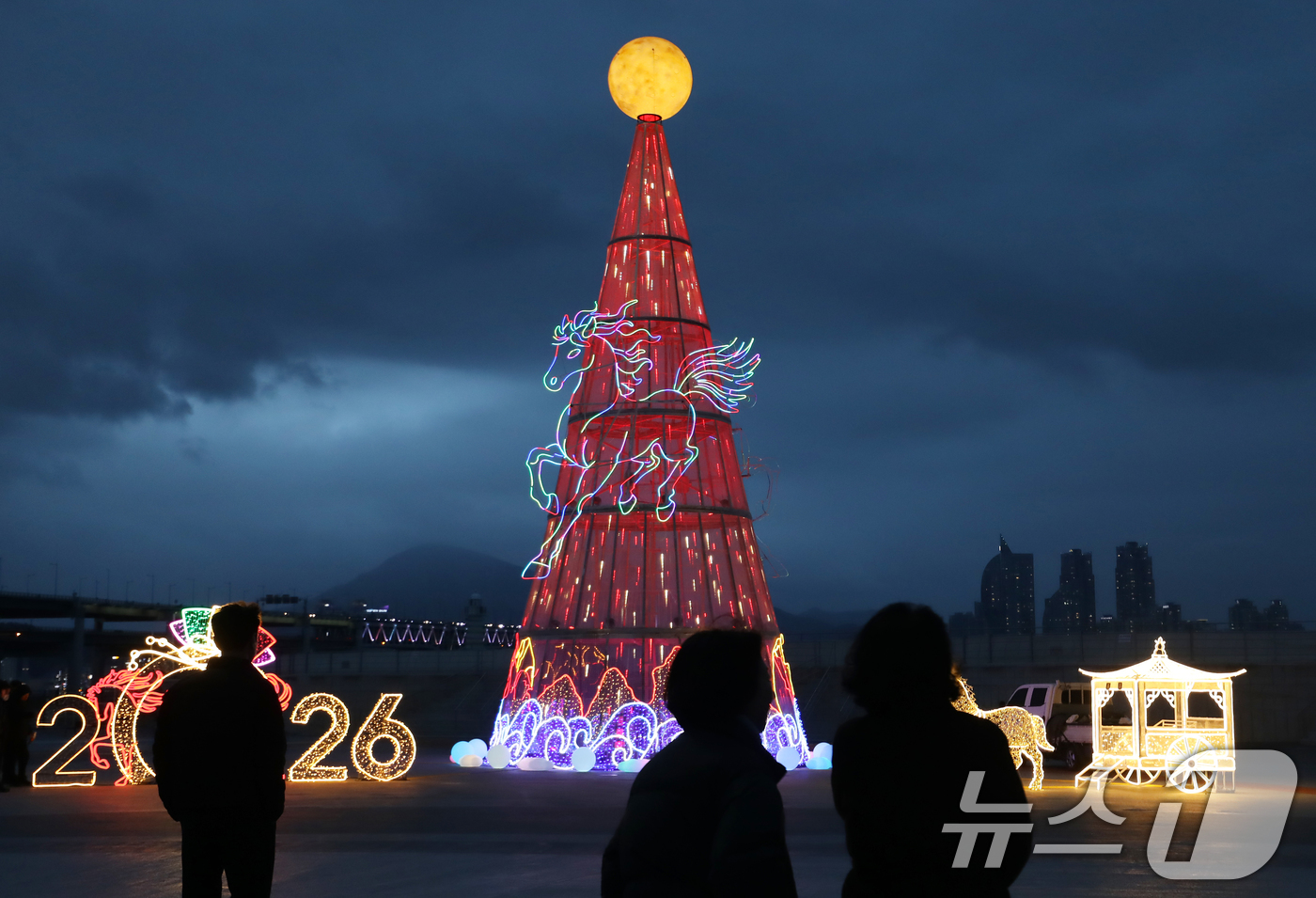 (부산=뉴스1) 윤일지 기자 = 정월대보름을 앞둔 26일 오후 부산 남구 용호별빛공원에 설치된 친환경 'LED 달집'이 환하게 불을 밝히고 있다.부산 남구는 정월대보름인 오는 3월 …