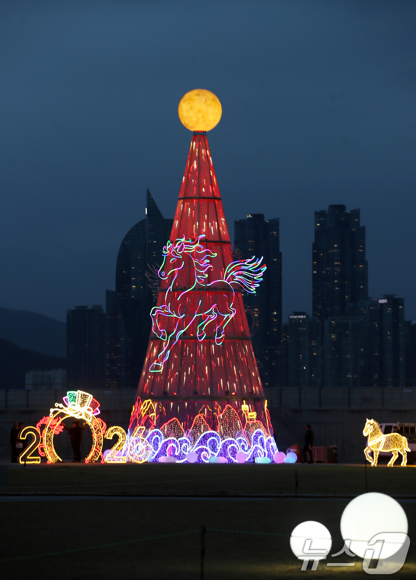 (부산=뉴스1) 윤일지 기자 = 정월대보름을 앞둔 26일 오후 부산 남구 용호별빛공원에 설치된 친환경 'LED 달집'이 환하게 불을 밝히고 있다.부산 남구는 정월대보름인 오는 3월 …