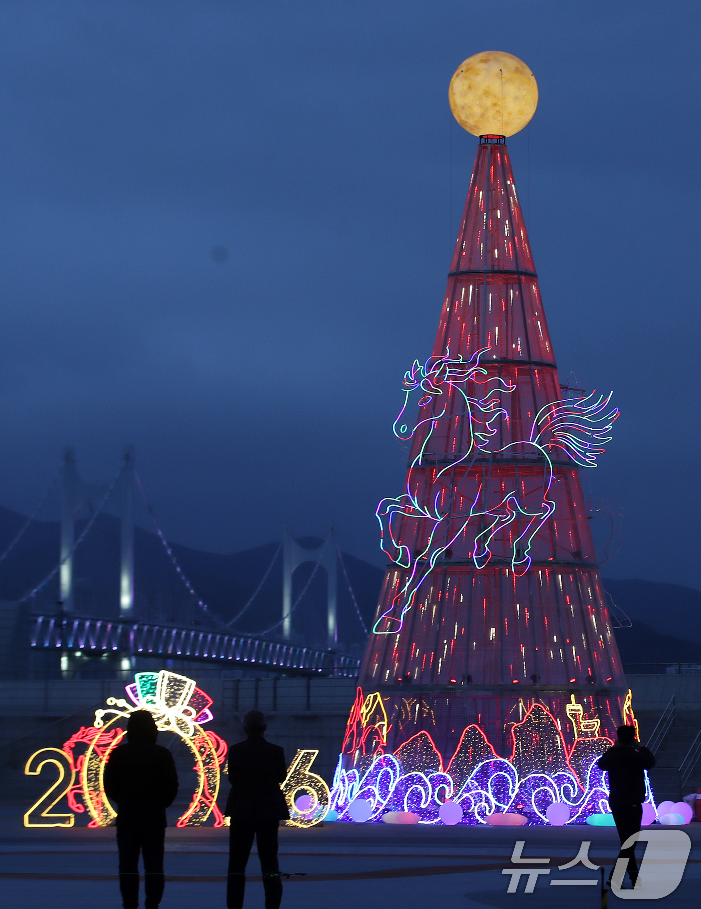 (부산=뉴스1) 윤일지 기자 = 정월대보름을 앞둔 26일 오후 부산 남구 용호별빛공원에 설치된 친환경 'LED 달집'이 환하게 불을 밝히고 있다.부산 남구는 정월대보름인 오는 3월 …