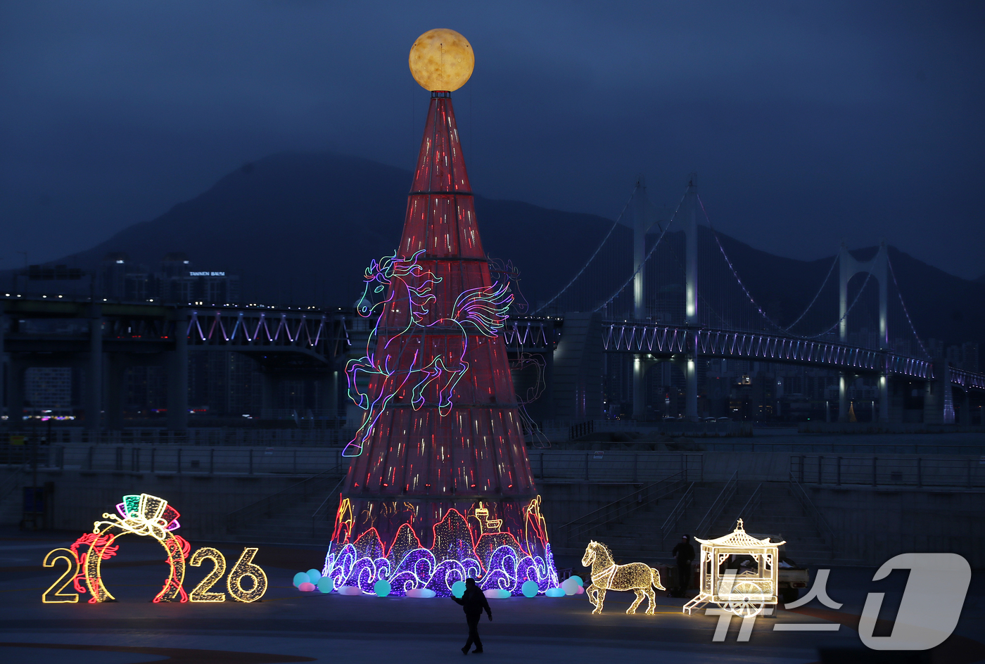 (부산=뉴스1) 윤일지 기자 = 정월대보름을 앞둔 26일 오후 부산 남구 용호별빛공원에 설치된 친환경 'LED 달집'이 환하게 불을 밝히고 있다.부산 남구는 정월대보름인 오는 3월 …