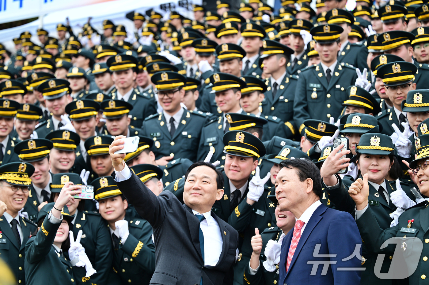 (서울=뉴스1) = 이두희 국방부차관이 26일 충북 괴산 육군학생군사학교에서 열린 2026년 대한민국학군장교 임관식에서 임관소위들과 기념촬영을 하고 있다. (육군 제공.  재판매 …