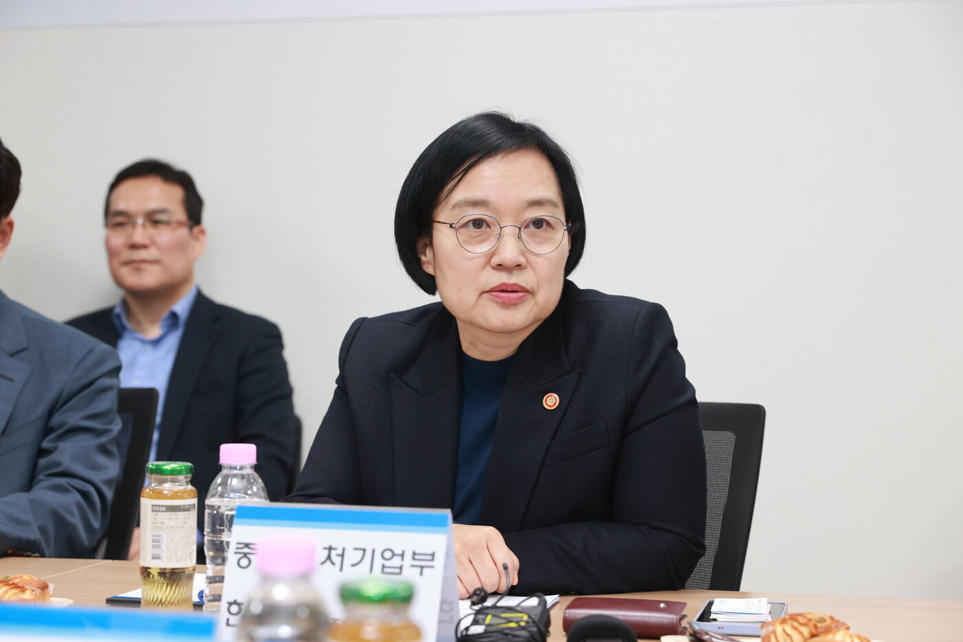 본문 이미지 - 26일 K-뷰티 간담회를 가진 한성숙 중소벤처기업부 장관 (중기부 제공)