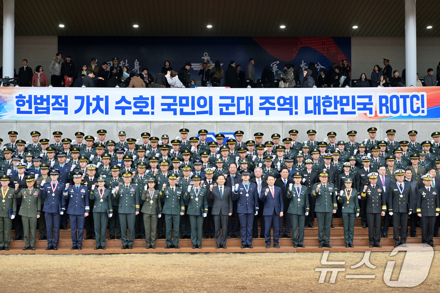 (서울=뉴스1) = 26일 충북 괴산 육군학생군사학교에서 열린 2026년 대한민국 학군장교 임관식에서 임관장교들이 국방부 차관 등 주요직위자들과 기념 촬영을 하고 있다. (육군 제 …