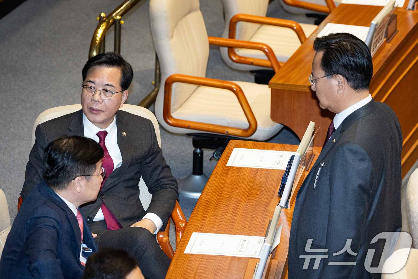 (서울=뉴스1) 유승관 기자 = 송언석 국민의힘 원내대표를 비롯한 원내지도부가 26일 서울 여의도 국회에서 열린 제432회 국회(임시회) 제8차 본회의에서 대화를 나누고 있다. 2 …