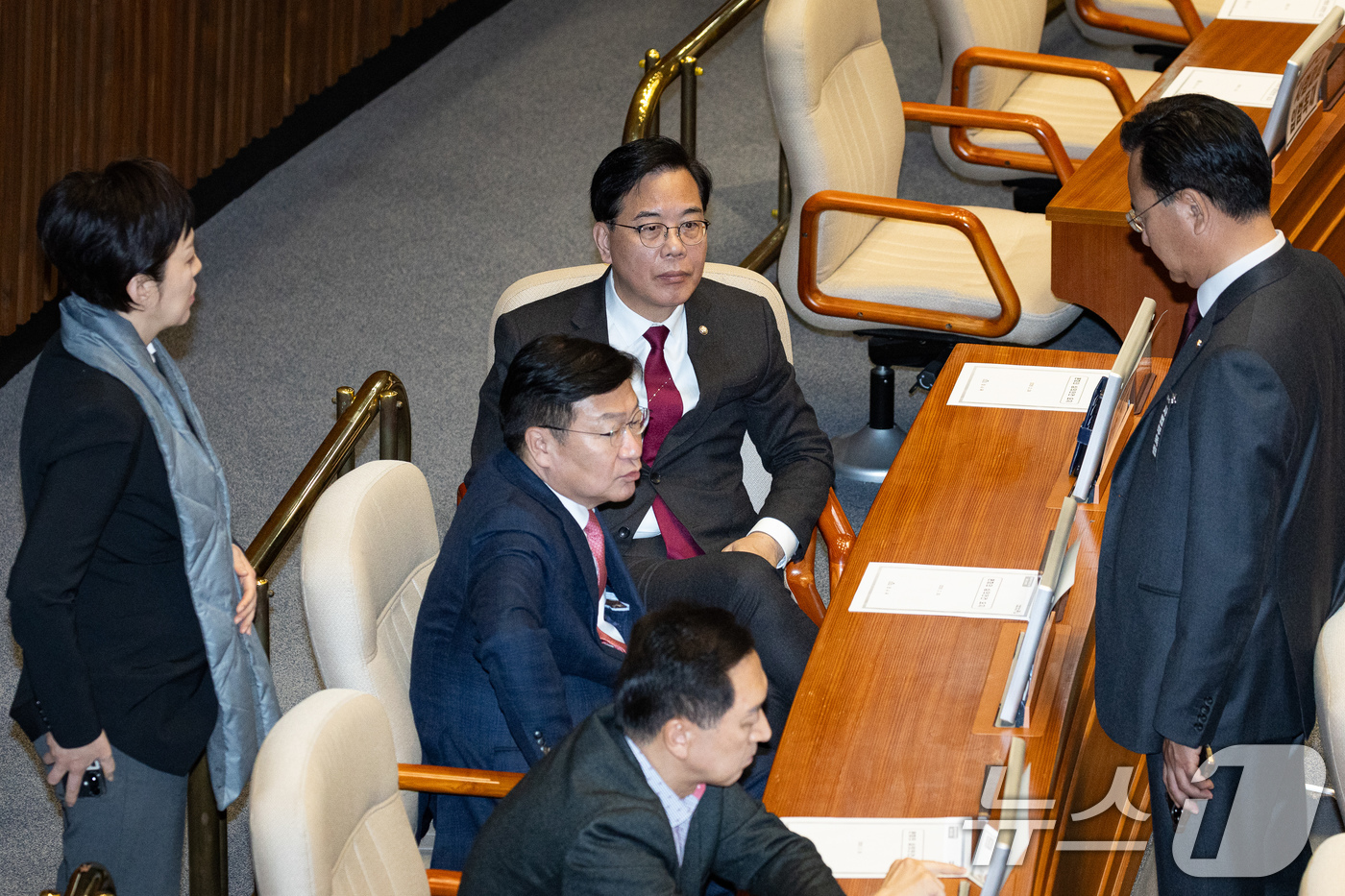 (서울=뉴스1) 유승관 기자 = 송언석 국민의힘 원내대표를 비롯한 원내지도부가 26일 서울 여의도 국회에서 열린 제432회 국회(임시회) 제8차 본회의에서 대화를 나누고 있다. 2 …