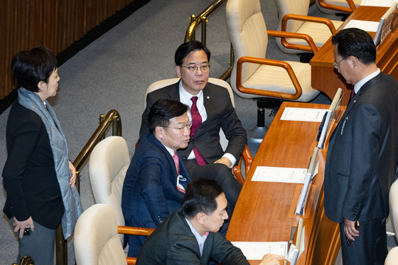 논의하는 송언석 국민의힘 원내대표와 원내지도부