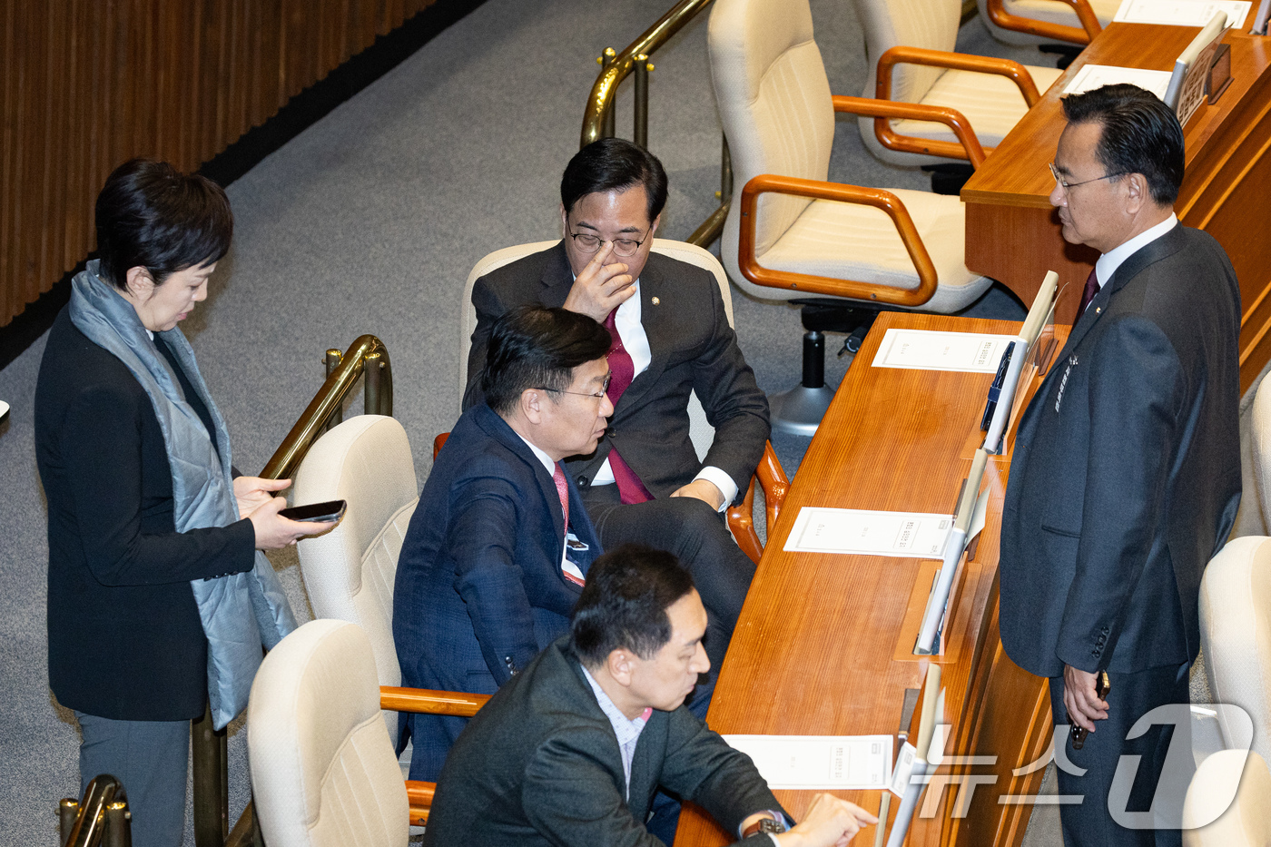 (서울=뉴스1) 유승관 기자 = 송언석 국민의힘 원내대표를 비롯한 원내지도부가 26일 서울 여의도 국회에서 열린 제432회 국회(임시회) 제8차 본회의에서 대화를 나누고 있다. 2 …